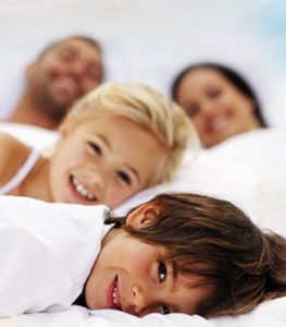 NOWECH: Klimatyzacja komfortu Fujitsu: Na zdjęciu zadowolona rodzina. 