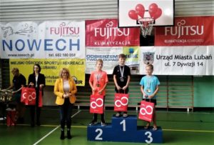 Nowech fundator nagród w zawodach pływackich